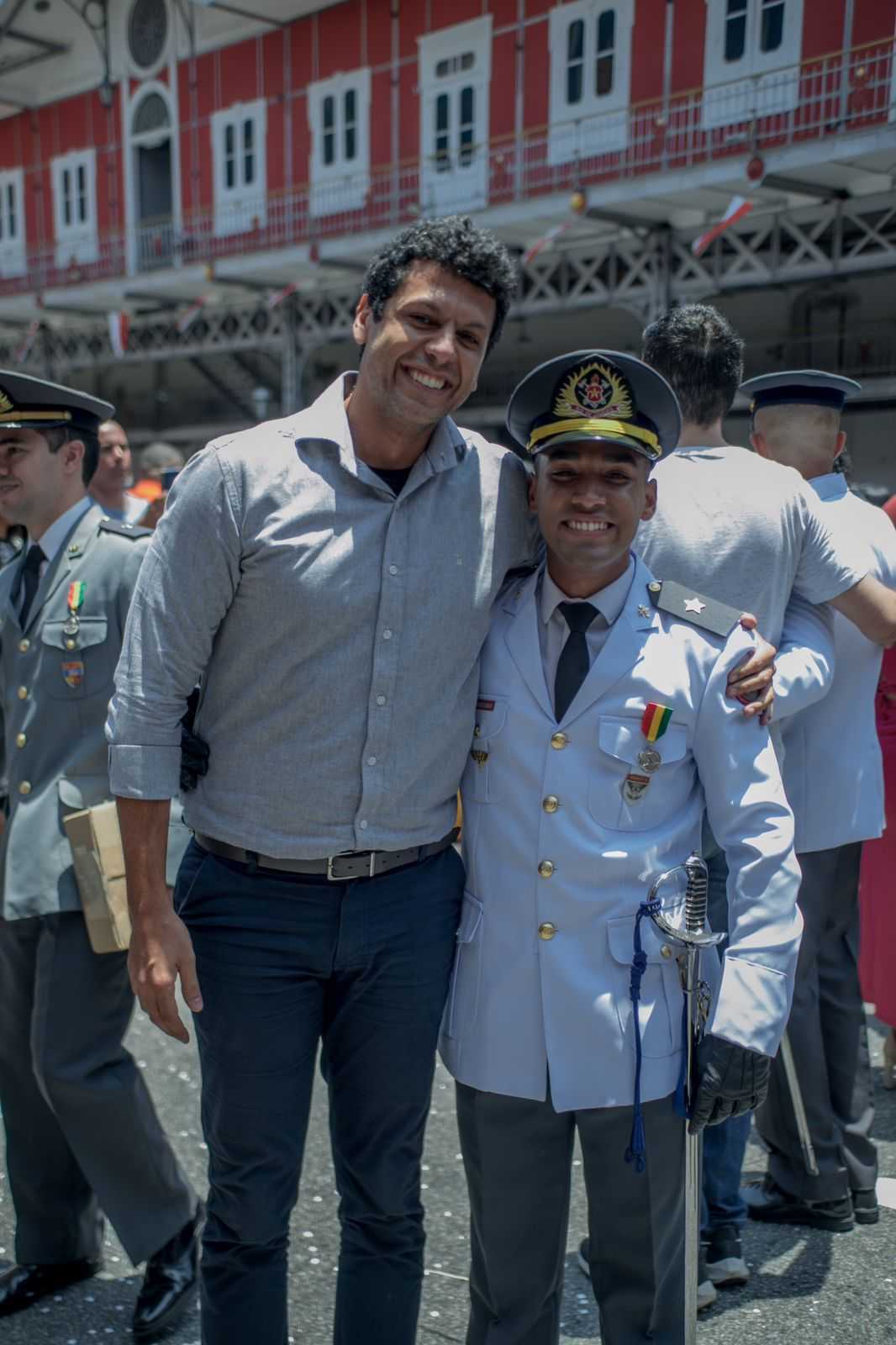 Daniel abraçado com Moisés na formatura