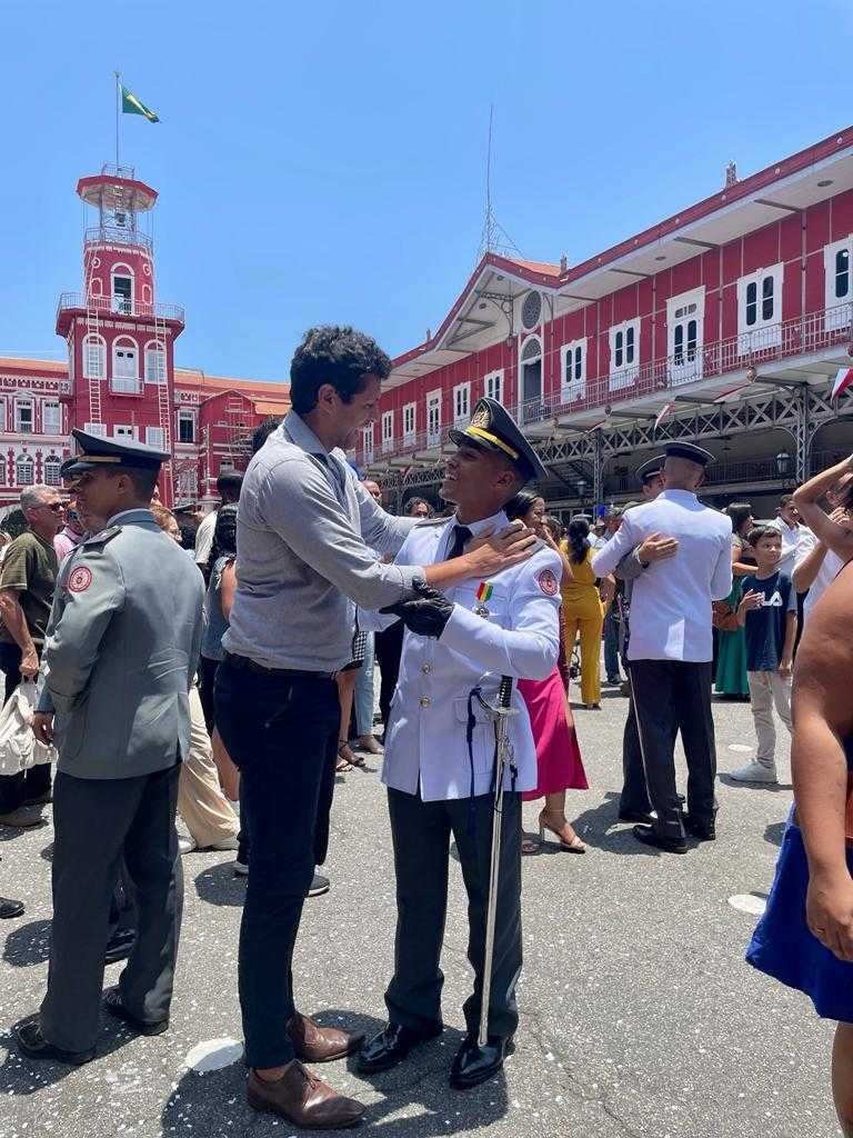 Daniel abraçado com Moisés na formatura